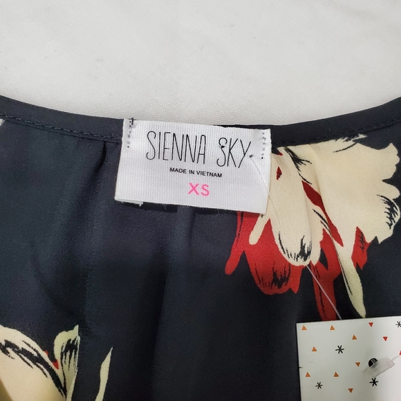 Sienna Sky Cropped Bell Sleeve Tie Neck Bow Blouse Size XS Fall Autumn Black NWT - Picture 7 of 11